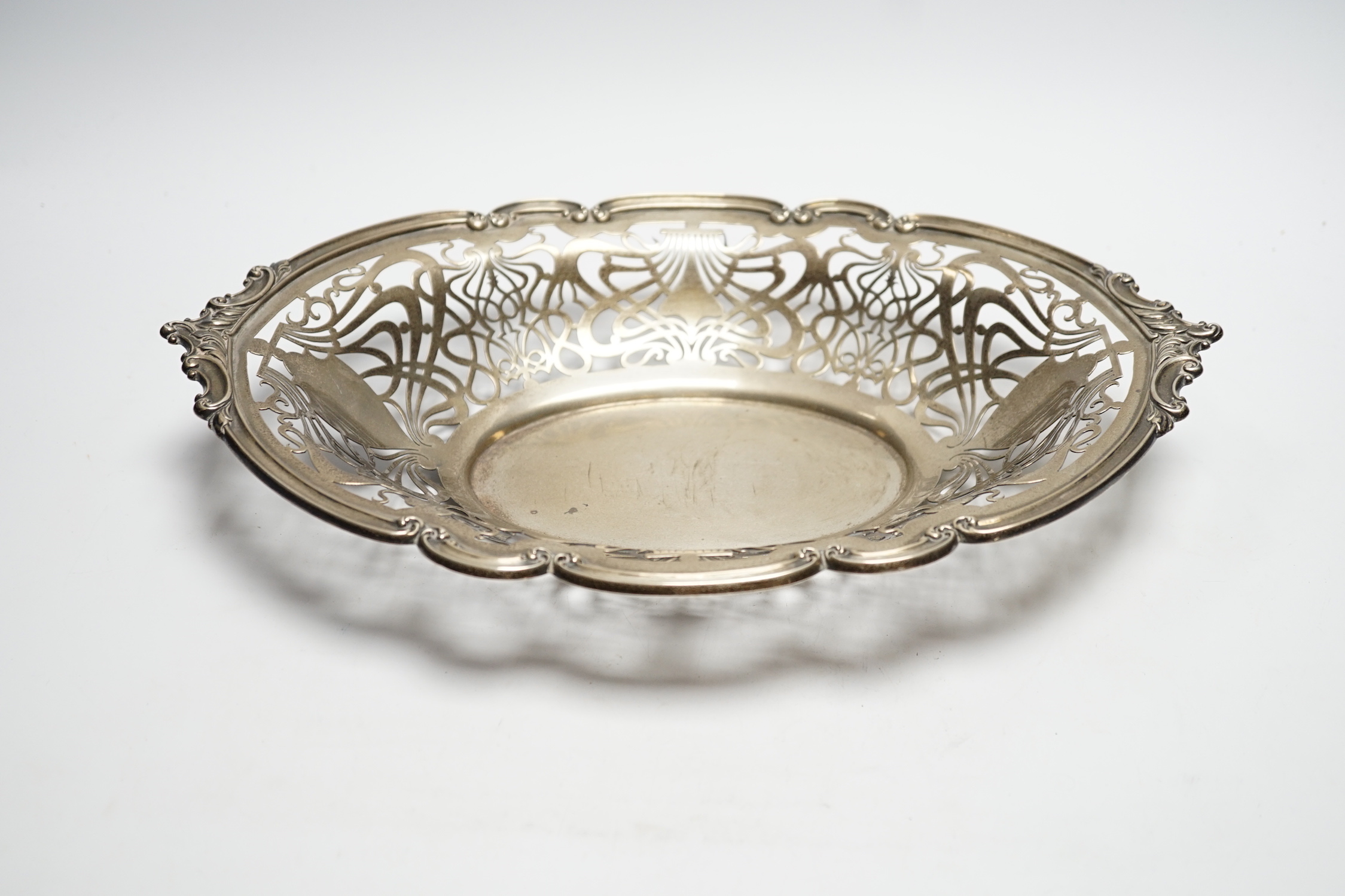 An Edwardian pierced silver fruit bowl, Mappin & Webb, London 1903, 33.7cm, 14.7oz.